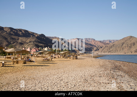 Taba Heights Sinai Ägypten Nordafrika Februar Blick am Strand entlang der Ferienhotels am Golf von Aqaba Stockfoto