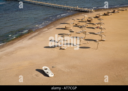 Taba Heights Sinai Ägypten Nordafrika Februar blickte am Strand mit einem hölzernen Steg in den Golf von Aqaba Hotels Stockfoto