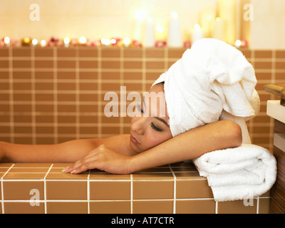 Frau ruht in spa Stockfoto