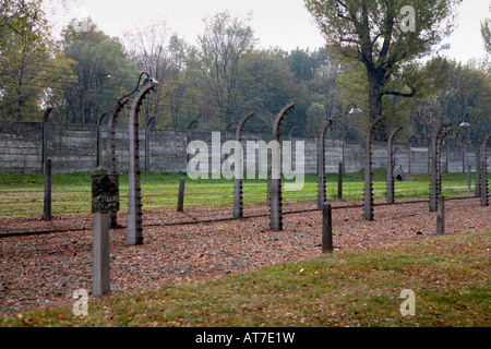 Europa Polen staatliches Museum Auschwitz Birkenau elektrifiziert Stacheldraht und konkreten Beitrag Zaun ehemaliger deutscher Nazi Konzentration Stockfoto