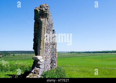 Top der alten Wand mit Feldern jenseits - Bawsey, Norfolk, England Stockfoto