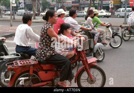 Frau und kleine Mädchen auf dem Motorrad, Ho-Chi-Minh-Stadt, Vietnam Stockfoto