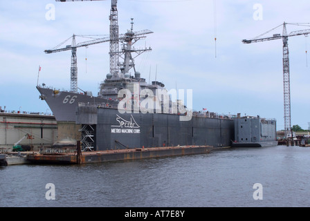 Arleigh-Burke-Klasse Zerstörer USS Gonzalez der United States Navy im Trockendock am Naval Dockyard in Norfolk Virginia USA Stockfoto