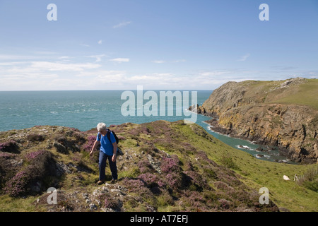 Frau zu Fuß auf Anglesey Küstenweg mit Blick auf Carmel Kopf Anglesey North Wales UK Stockfoto