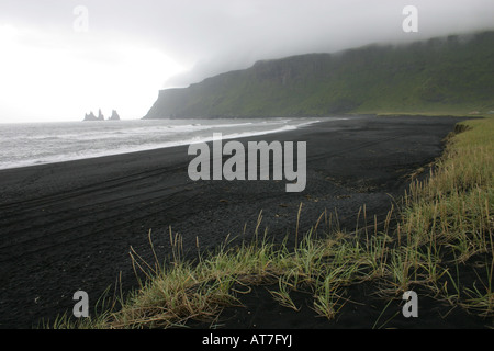 vulkanische schwarzen Sandstrand Reynisdrangur Meer-Stacks in der Nähe von Vik Islands Südküste Stockfoto