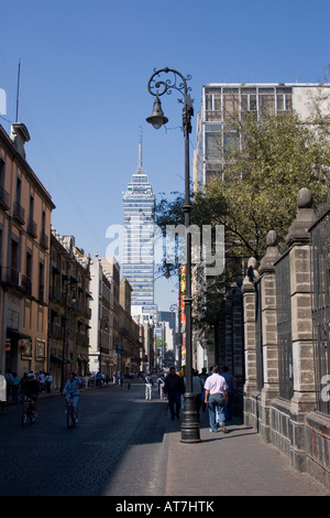 Madero Street in Mexiko-Stadt. Am Ende der Straße ist der Torre Latinoamericana ersichtlich. Stockfoto