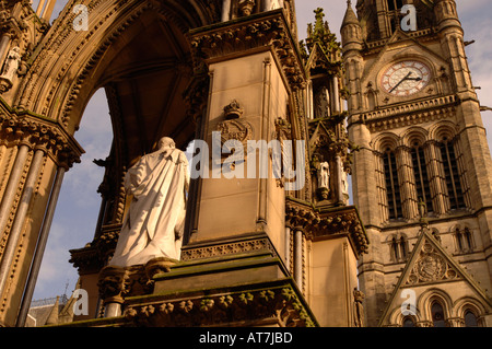 Manchester-England. Das Rathausturm mit Uhr und das Albert Memorial außerhalb. Stockfoto