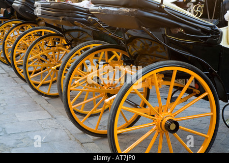 Die Räder einer Linie von Pferd gezogenen Wagen warten auf Fahrgäste in Sevilla Spanien Stockfoto