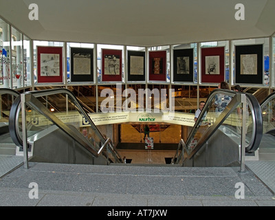 Rolltreppen am Willy-Brandt-Platz in Essen mit Kunstgalerie Stockfoto