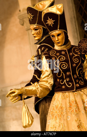 Karneval in Venedig MASKE FESTIVAL Mann & Frau im goldenen Masken, Braun und Gold Kostüme Stockfoto