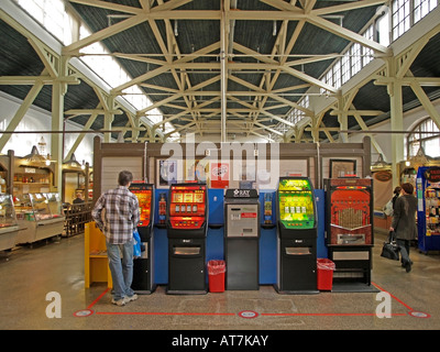 Menschen spielen mit Spielautomaten in der Markthalle der Stadt Kuopio in Finnland Stockfoto