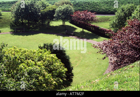 Von der elisabethanischen Stadtmauern Wall Ruinen Rückseite des Schlosses, blickte Tam des Müllers Feld in Richtung des Flusses Stockfoto