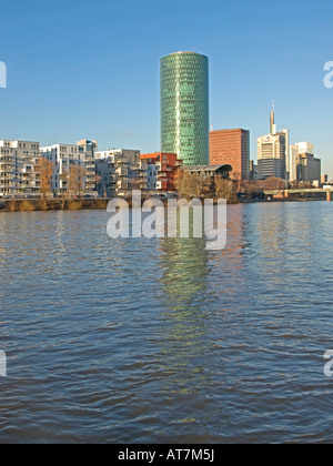 Mainufer mit modernen Wohnens Konstruktionen und Büro Turm Westhafen Tower im westlichen Hafen Westhafen Frankfurt Stockfoto