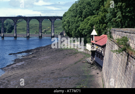 Royal Grenzbrücke und Berwick Amateur Rowing Club Bootshaus gesehen von der elisabethanischen Stadtmauer Wall, Berwick nach Tweed Stockfoto