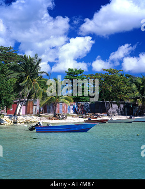 Angeln, Boote und Fischer Hütten, Sainte-Anne, Guadeloupe, Französisch-Westindien Stockfoto