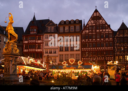 Weihnachtsmarkt auf dem Römer-Platz in der alten Stadt Frankfurt Stockfoto