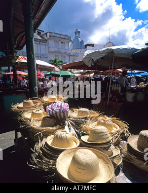 Sonnenhüte für Verkauf, Pointe-à-Pitre Markt, Guadeloupe, Französisch-Westindien Stockfoto