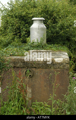 Ehemalige Milchkanne Sammelstelle an einem Cotswold-Bauernhaus-Tor Stockfoto