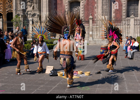 Aztekische Tänzer auf dem Zocalo in Mexico City, DF, Mexiko. Stockfoto