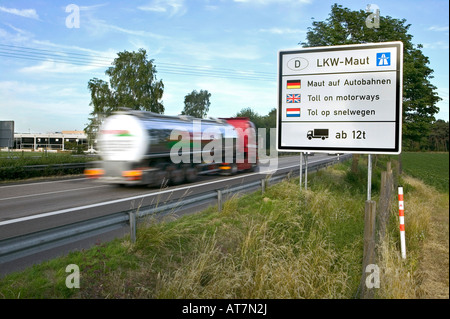 Maut-Schild an der Autobahn Deutschland Stockfoto