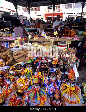 Lokale Puppen und Gewürze Handelsstall, Pointe-a-Pitre Markt, Guadeloupe, Französisch-Westindien, kleine Antillen, Leeward Inseln Stockfoto