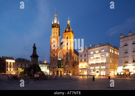 Europa Polen Kleinpolen Provinz Krakau Krakau Cracof Market Square St. Marys Kirche Kosciol Mariacki Statue von Adam Mickiewic Stockfoto