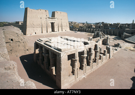 Der Tempel des Horus im Vordergrund und der Pylon Edfu im Heck an den Ufern des Flusses Nil Ägypten Stockfoto