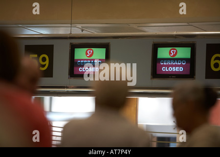 Passagiere warten beim geschlossenen Check-in-Schaltern auf Tenerife Sur TFS Reina Sofia Südflughafen Teneriffa Kanarische Inseln Spanien Stockfoto