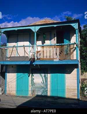 Kreolisches Holzhaus mit Balkon, Deshaies Dorf, Guadeloupe, Französisch-Westindien, FWI, KLEINERE ANTILLEN Stockfoto