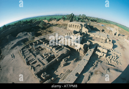 Blick hinunter auf Teil des Tempel der Hathor vom Dach des wichtigsten Tempels von Denderah nahe dem Fluss Nil Ägypten Stockfoto