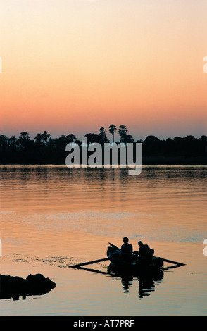 Fischer in einem Ruderboot in den späten Abend Licht am Fluss Nil nahe Luxor Ägypten Stockfoto