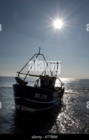 Der Roggen registriert Angeln Boot RX256 Überschrift nach Hause nach dem Angeln vor der Küste von Sussex. Stockfoto