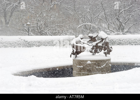 Untermyer Brunnen der drei tanzenden Jungfrauen in Central Park New York während eines Schneesturms Stockfoto