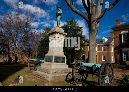 Eine Statue eines konföderierten Soldaten neben zwei Bürgerkrieg Ära Kanons sitzt vor der Albemarle Co. Gerichtsgebäude Charlottesville Stockfoto