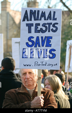 Demonstrant in Oxford mit Tierversuchen Zeichen Stockfoto