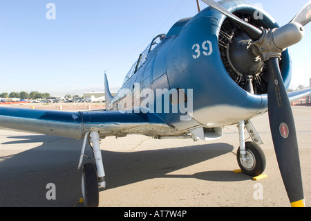 Blauen Oldtimer-Flugzeuge geparkt auf der Rampe. Kampfflugzeuge des pazifischen Krieges. Douglas SBD/A-24 unerschrocken/Banshee. Stockfoto