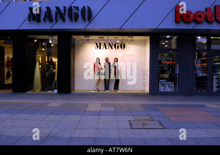 Mango Ku-Damm Shop Shop Mode Bekleidung Highstreet Deutschland Kurfürstendamm Reisen Tourismus front-Display Fenster Konsum Stockfoto