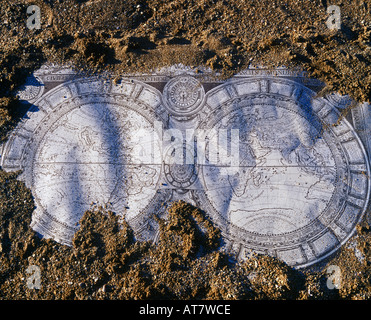 Alten Planisphäre Karte am Sandstrand, Guadeloupe, Französisch-Westindien Stockfoto