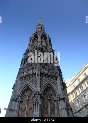 Neo-gotische Nachbildung der Eleanor Cross steht, die jetzt auf dem Vorplatz des Charing Cross Station London Stockfoto
