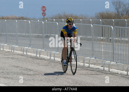 Schwedischer Radrennfahrer Susanne Ljungskog auf der Zeit-Schnupperkurs entlang der Küstenstraße von Athen Olympische Spiele Athen 2004 Stockfoto