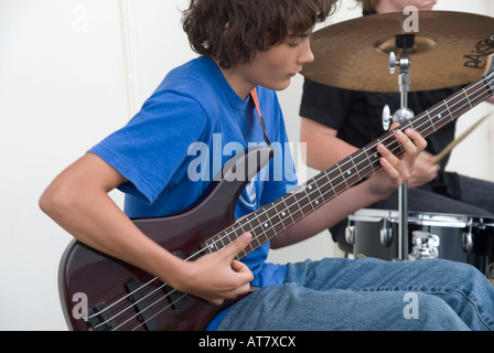 Kleiner Junge spielt Bass-Gitarre Stockfoto