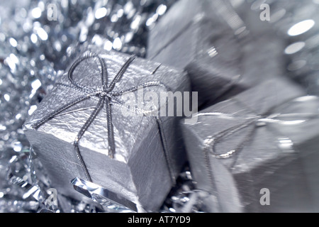 Silber Geschenk Box Christmas Ornaments Stockfoto