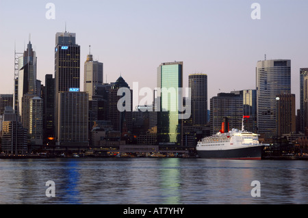 Sydney Harbour und Queen Elizabeth 2 im Sydney international Terminal vor Sonnenaufgang, Sydney, New South Wales, Australien Stockfoto