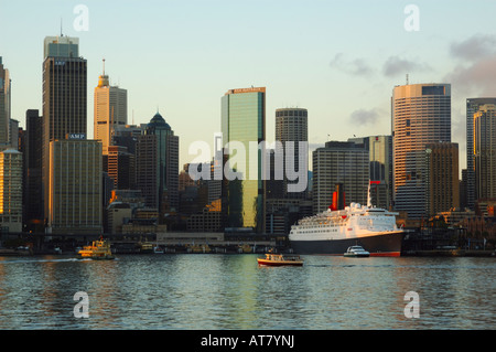 Sydney Harbour und Queen Elizabeth 2 im Sydney international Terminal bei Sonnenaufgang, Sydney, New South Wales, Australien Stockfoto