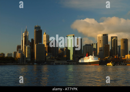 Sydney Harbour und Queen Elizabeth 2 im Sydney international Terminal bei Sonnenaufgang, Sydney, New South Wales, Australien Stockfoto