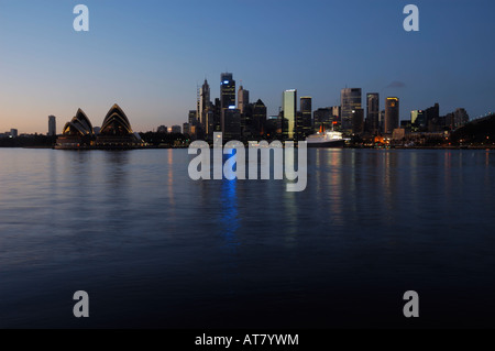 Sydney Harbour und Queen Elizabeth 2 im Sydney international Terminal vor Sonnenaufgang, Sydney, New South Wales, Australien Stockfoto