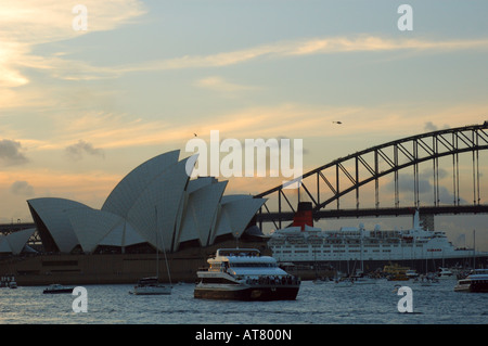 Ozean Kreuzfahrtschiffes Queen Elizabeth 2 im Sydney Harbour, Sydney, New South Wales, Australien Stockfoto