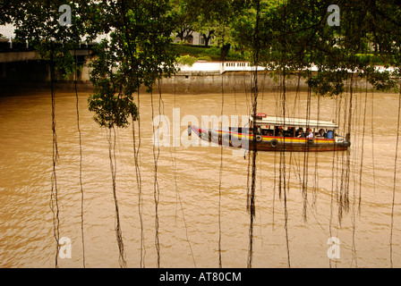 Ausflugsschiff am Singapore River, Singapur Stockfoto