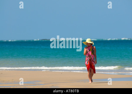 junge Frau am Strand in bunten Sarong. Stockfoto