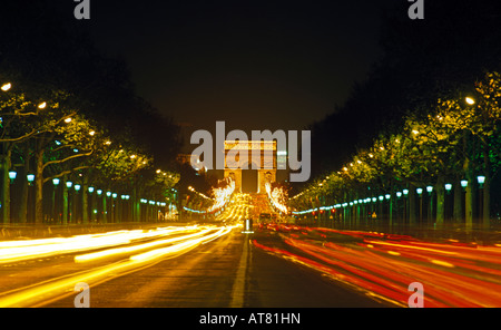 Arc de Triomphe bei Nacht Stockfoto